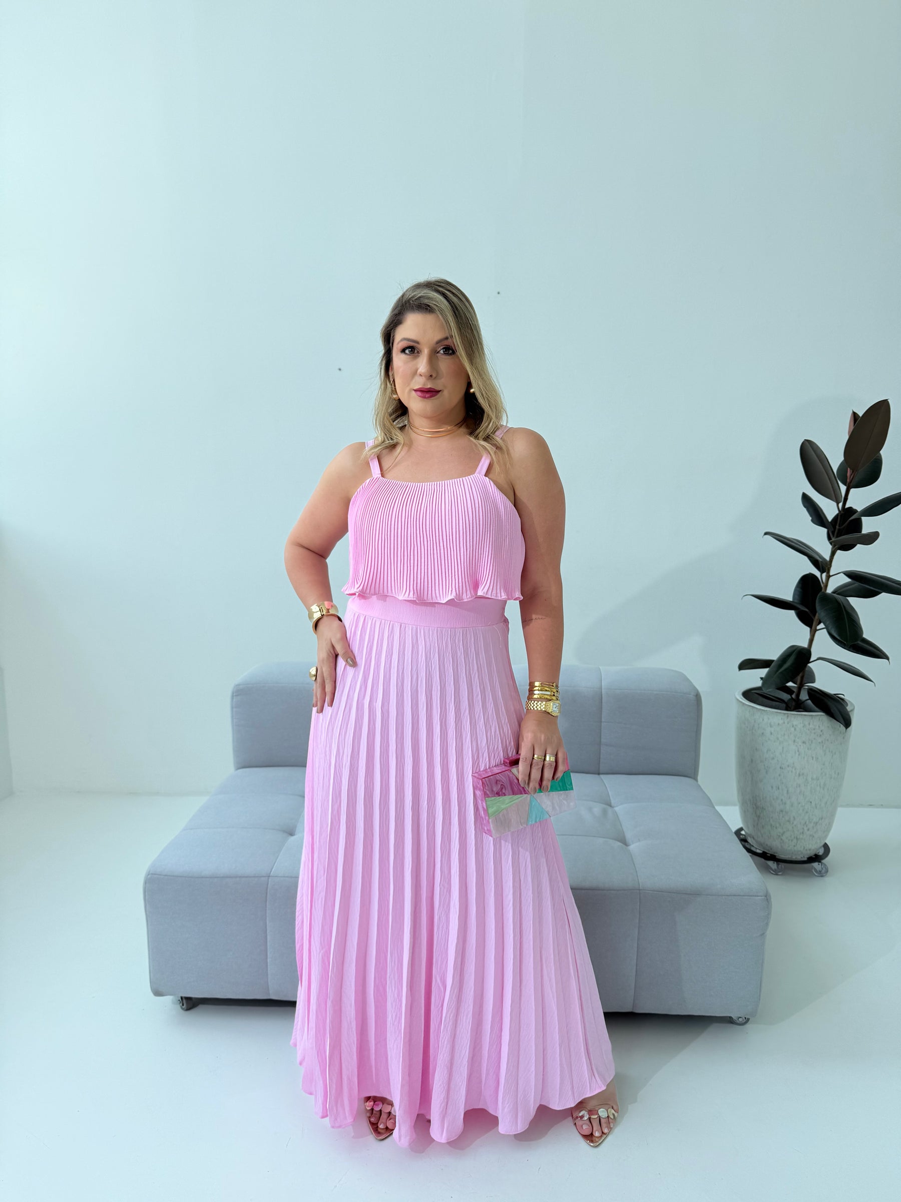 Vestido Plissado Larissa Rosa – Delicadeza, Sofisticação e Movimento em Cada Detalhe