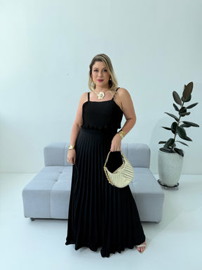Vestido Plissado Larissa Preto – Sofisticação e Elegância Atemporal