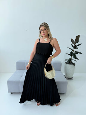 Vestido Plissado Larissa Preto – Sofisticação e Elegância Atemporal