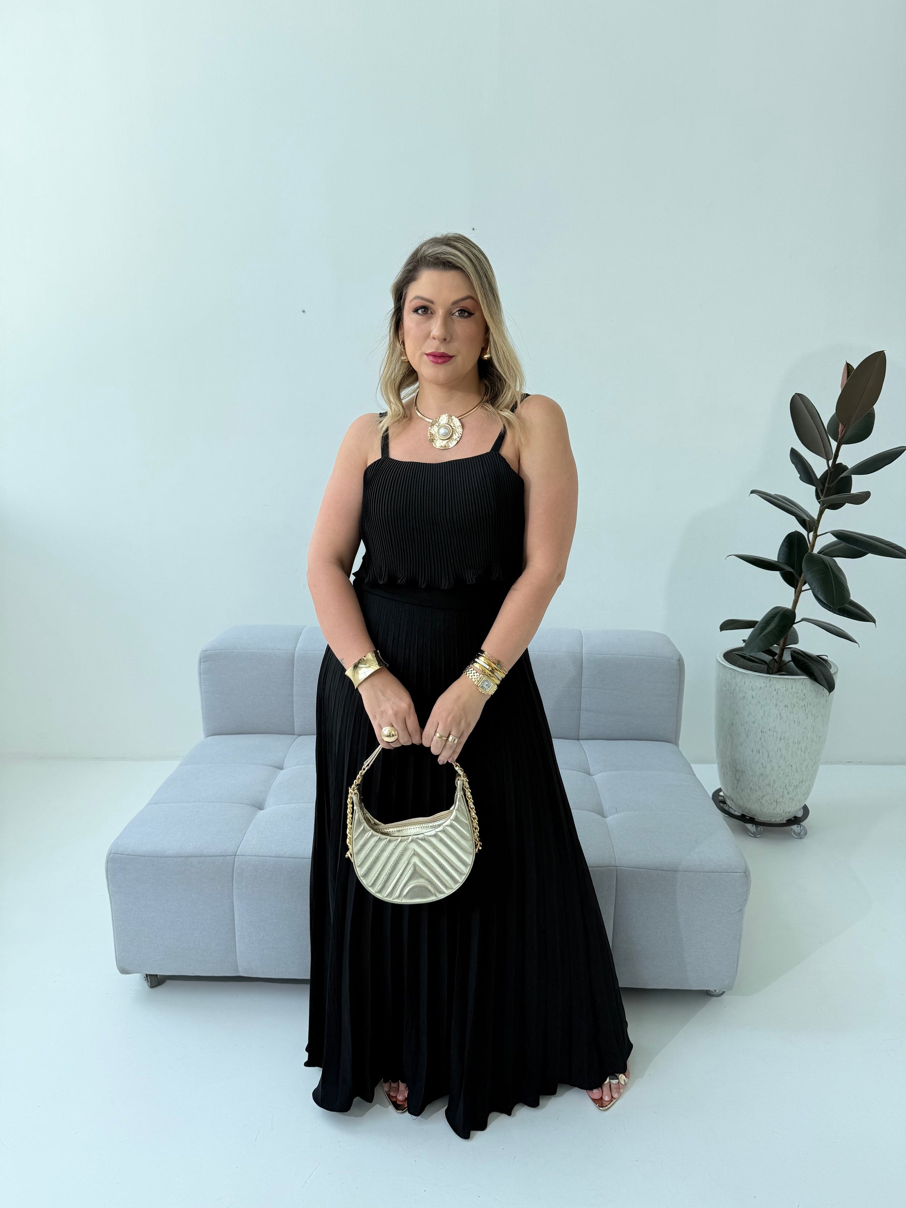 Vestido Plissado Larissa Preto – Sofisticação e Elegância Atemporal