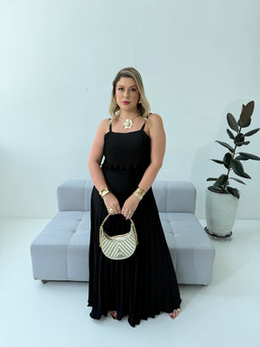 Vestido Plissado Larissa Preto – Sofisticação e Elegância Atemporal