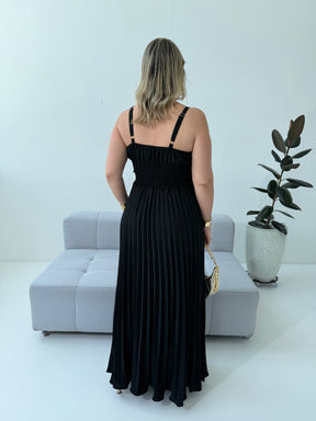 Vestido Plissado Larissa Preto – Sofisticação e Elegância Atemporal