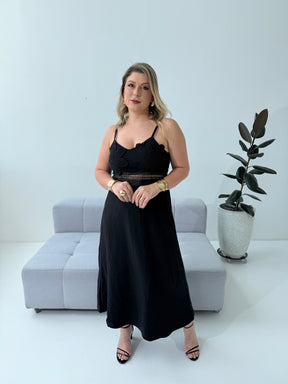 Vestido Carina Crochê Preto – Elegância Artesanal em Cada Detalhe
