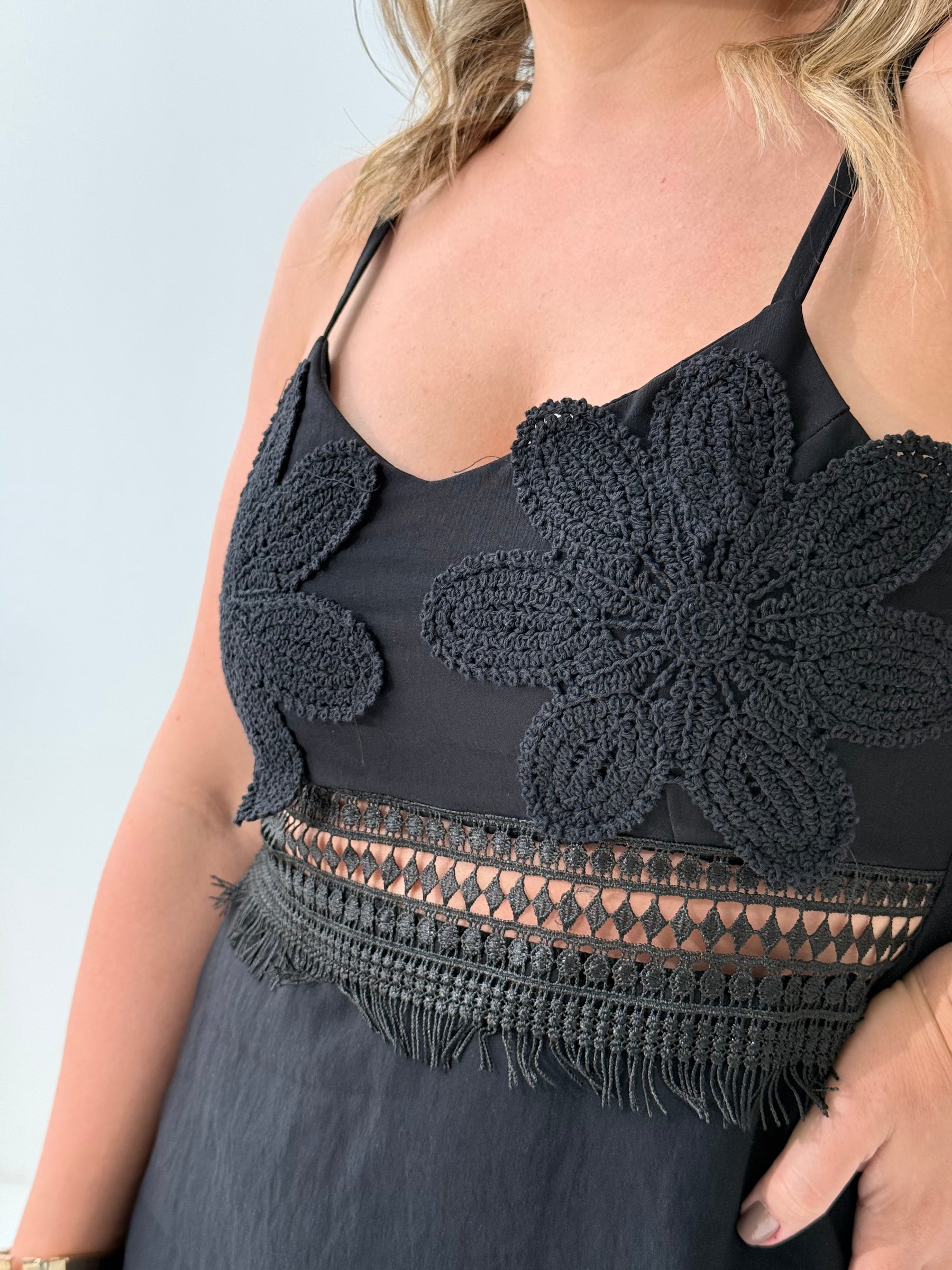 Vestido Carina Crochê Preto – Elegância Artesanal em Cada Detalhe