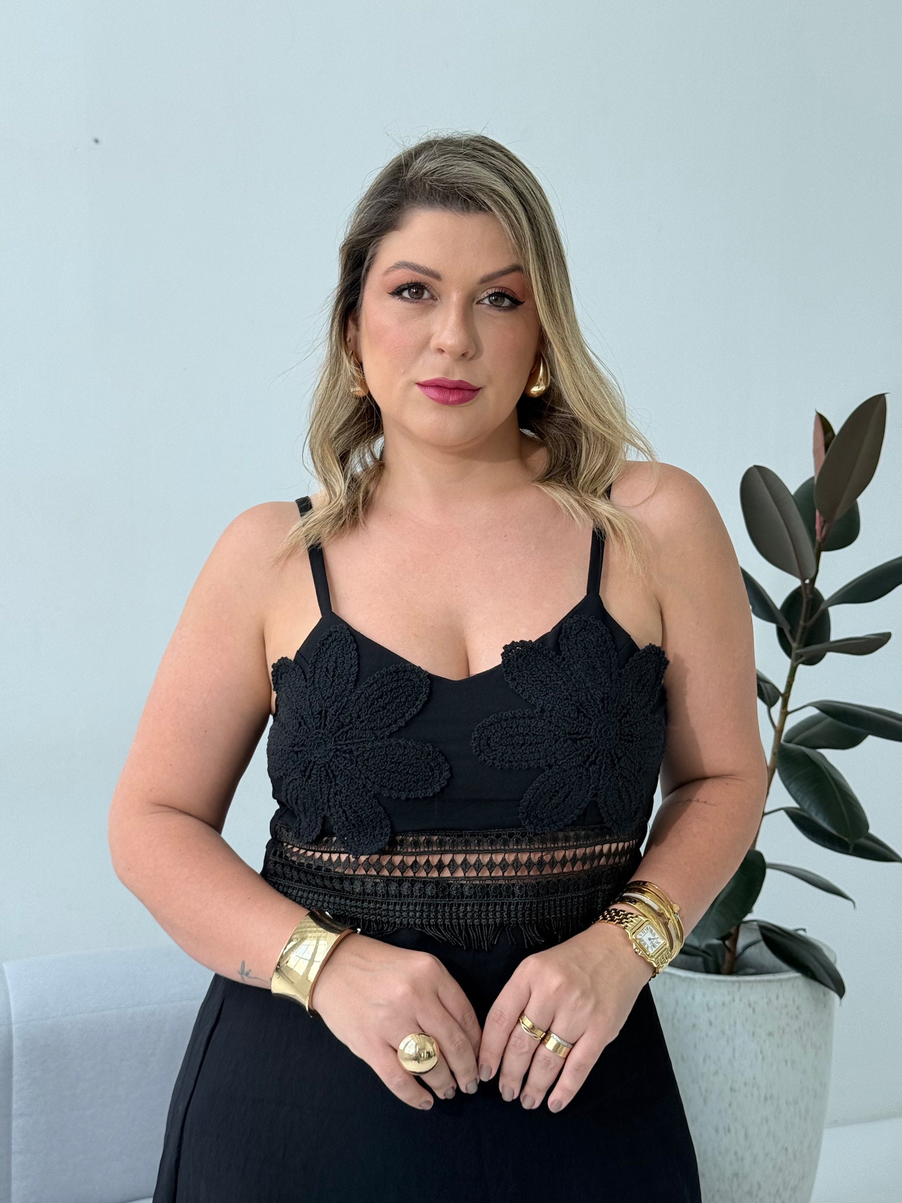 Vestido Carina Crochê Preto – Elegância Artesanal em Cada Detalhe