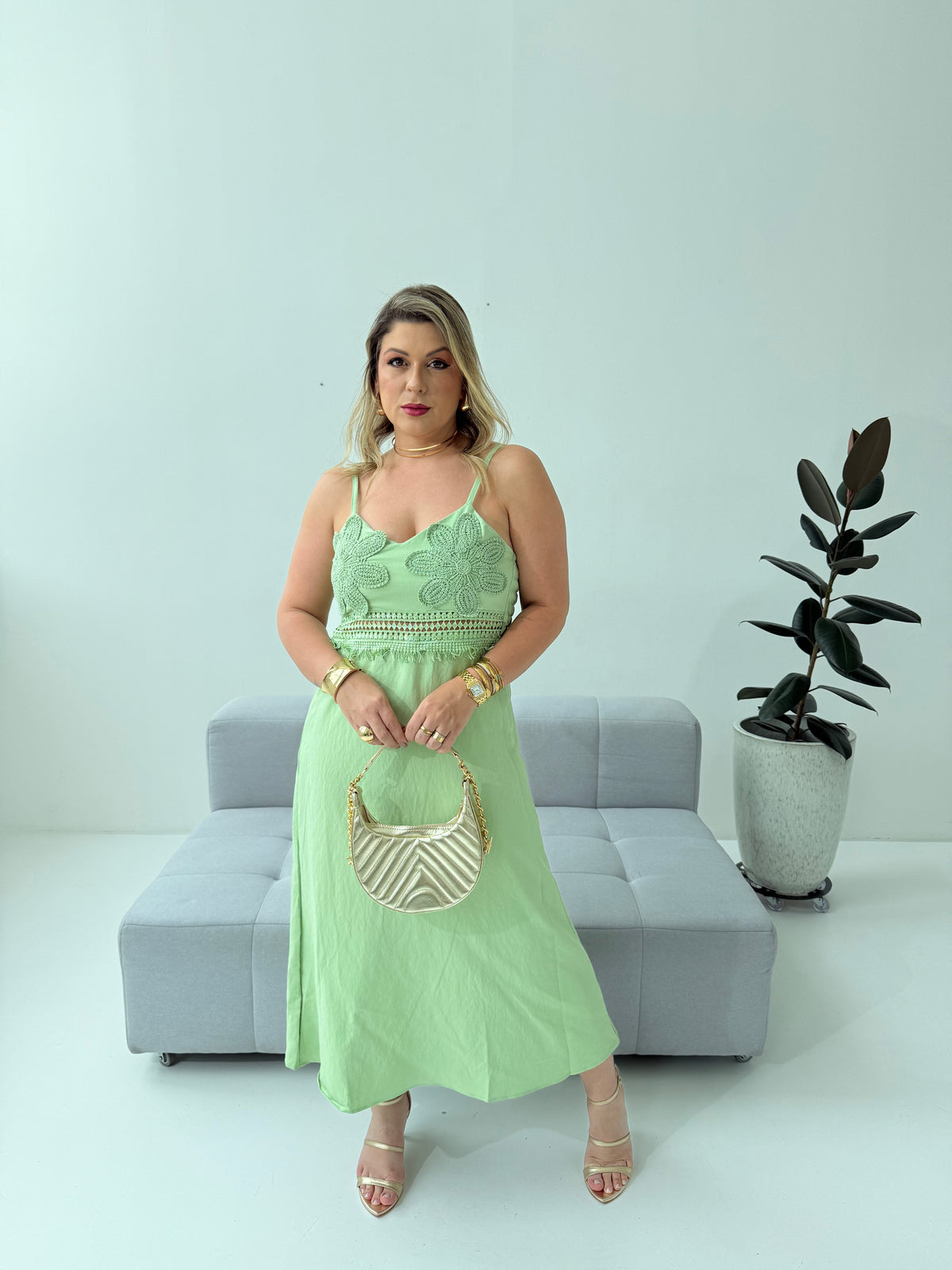 Vestido Carina Crochê Verde – Sofisticação e Frescor com Caimento Impecável