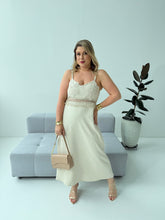 Vestido Carina Crochê Nudê – Delicadeza e Elegância no Estilo Midi