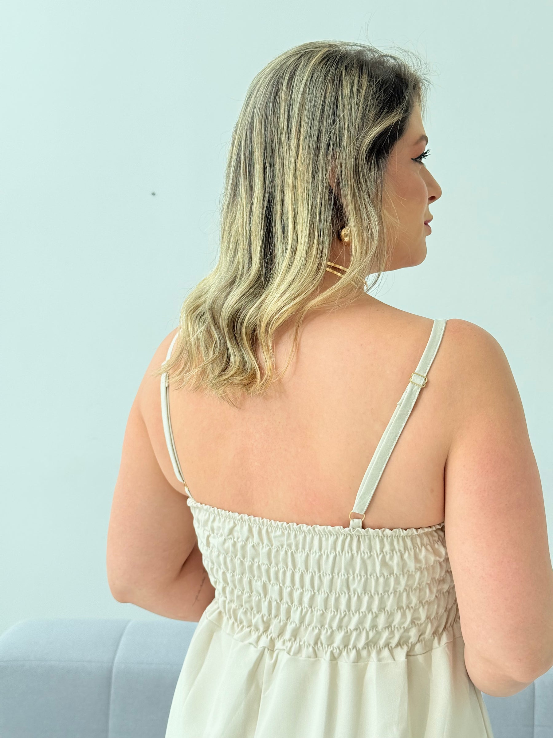 Vestido Carina Crochê Nudê – Delicadeza e Elegância no Estilo Midi