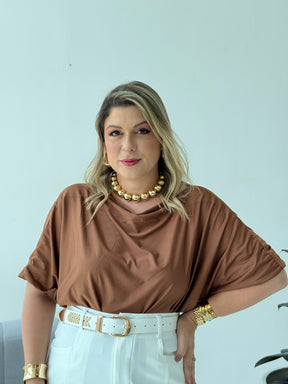 Blusa Morcego Marrom – Sofisticação e Conforto com Toque Contemporâneo
