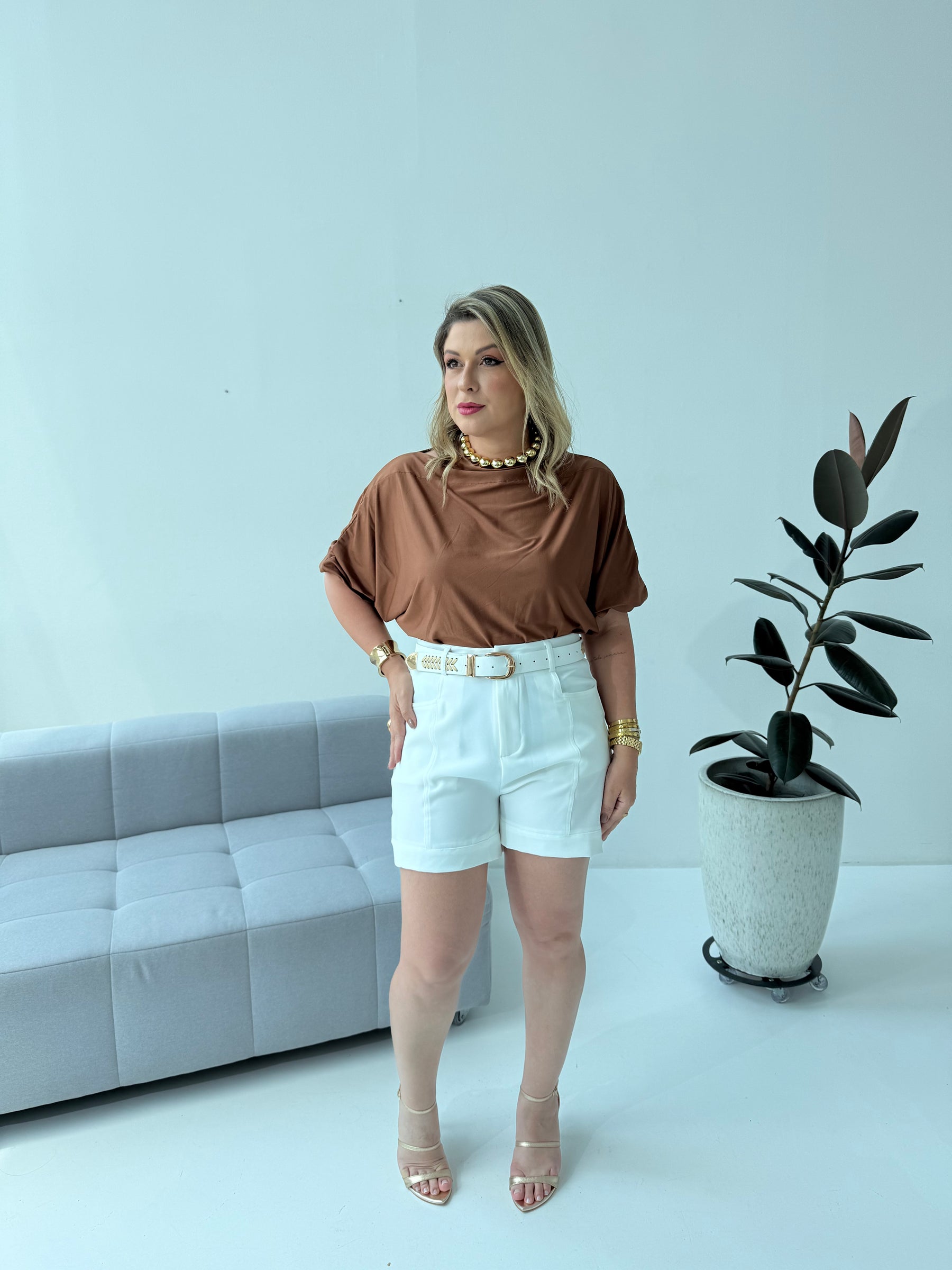 Blusa Morcego Marrom – Sofisticação e Conforto com Toque Contemporâneo