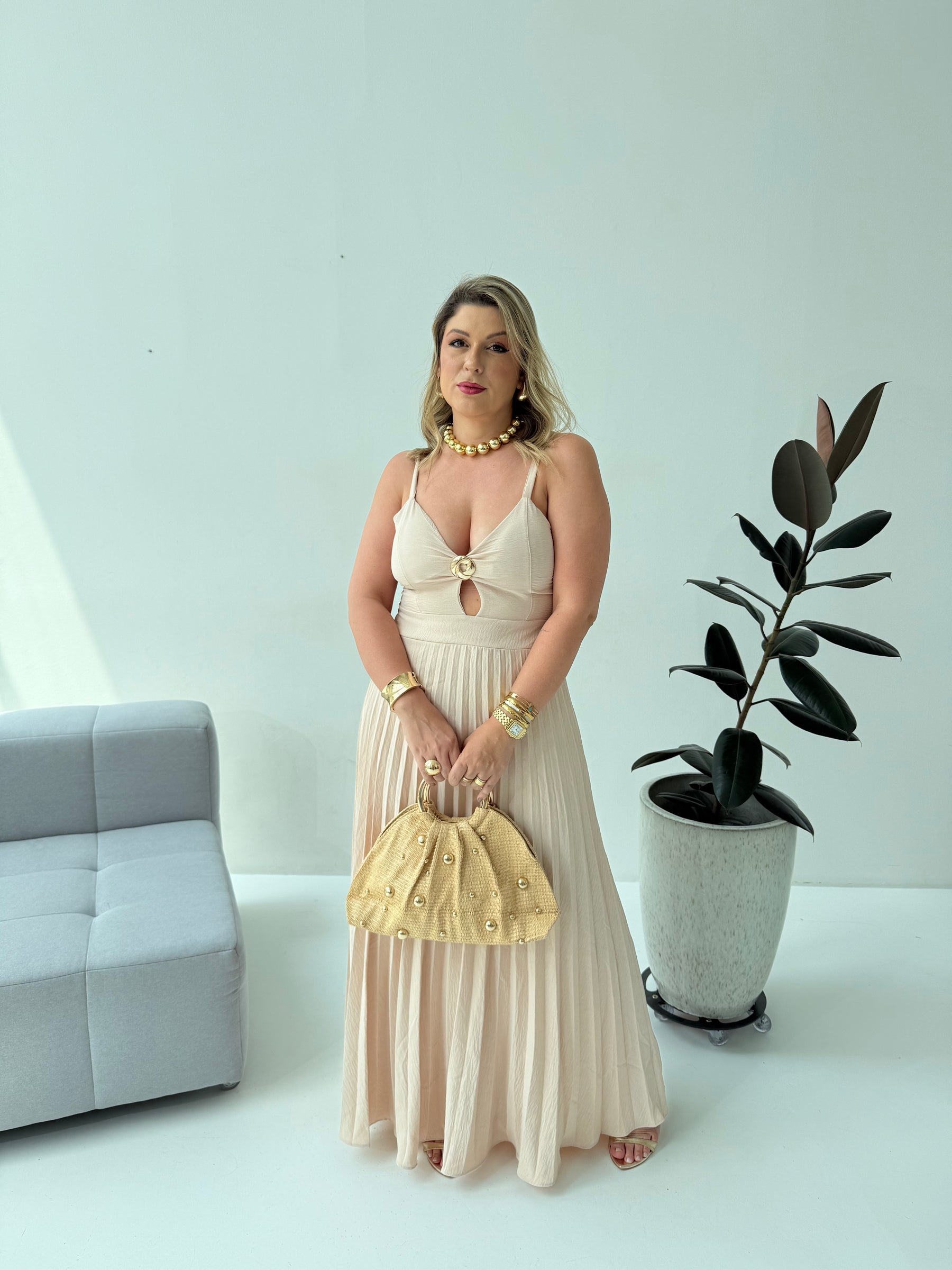 Vestido Plissado Safira Nude – Elegância Clássica com Leveza e Movimento