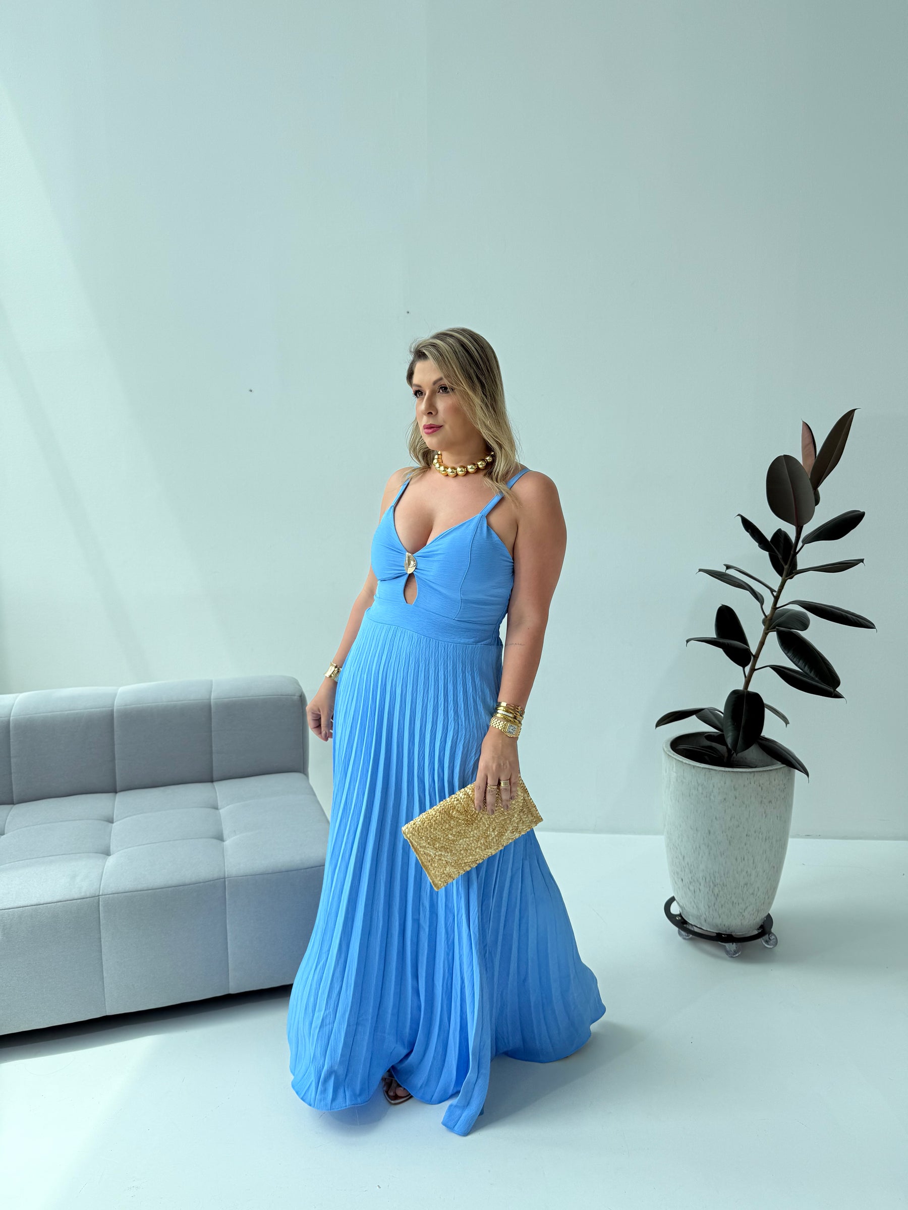 Vestido Plissado Safira Azul – Sofisticação e Movimento em Cada Detalhe