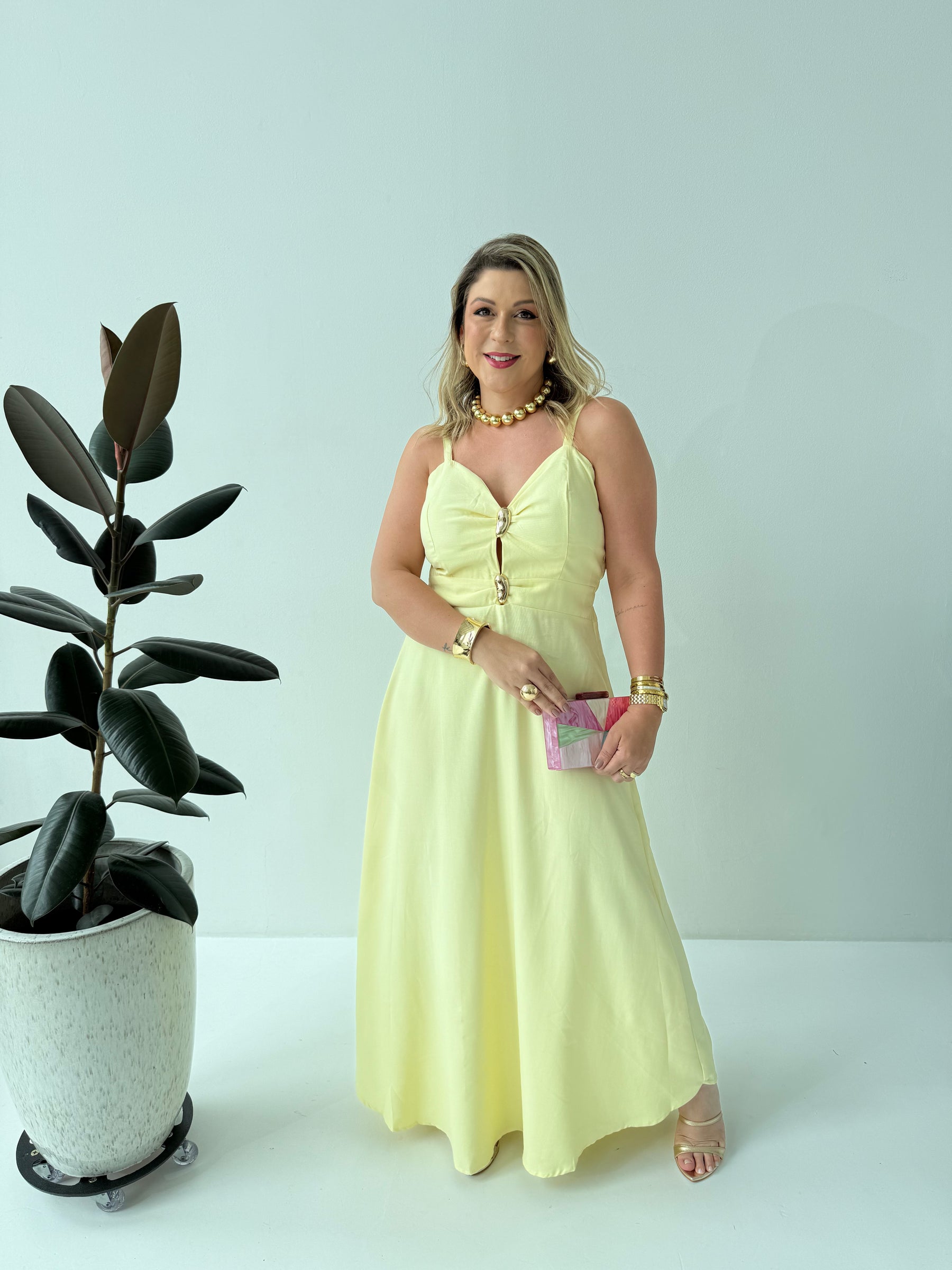 Vestido Tânia Amarelo – Leveza e Elegância com Toque de Sol