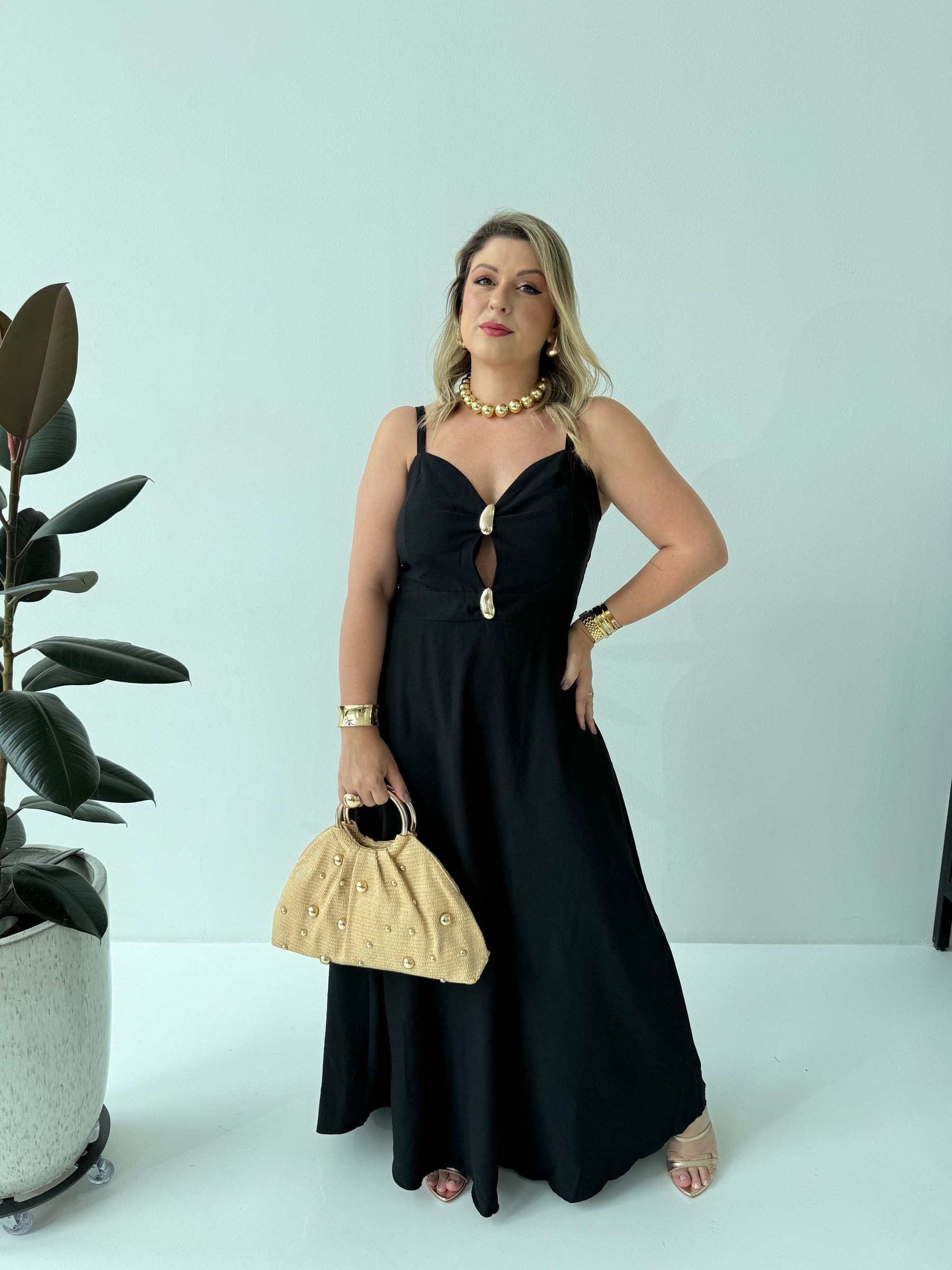 Vestido Tânia Preto – Sofisticação e Ajuste Perfeito em Cada Detalhe